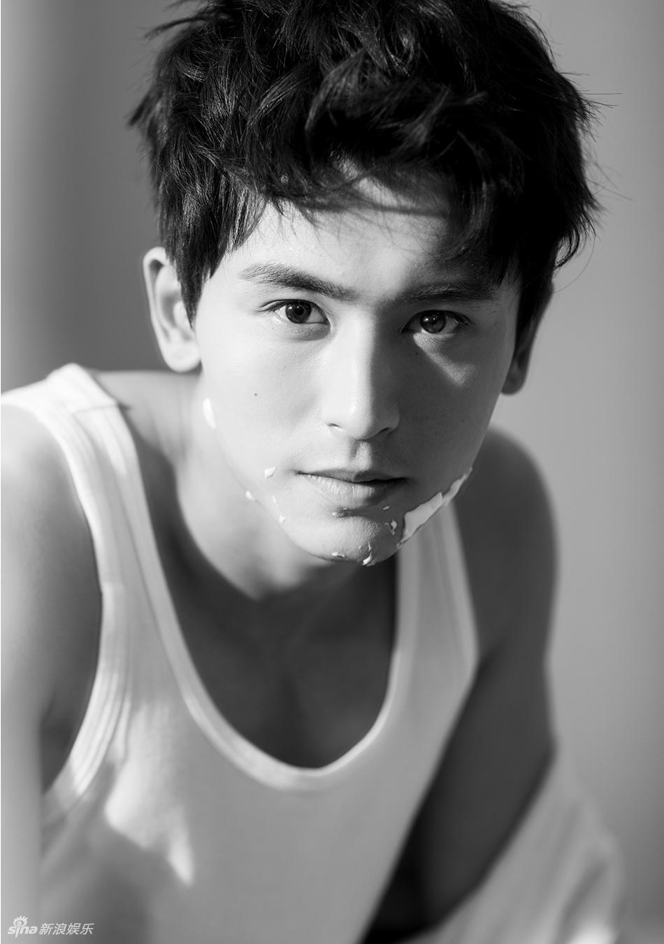 组图:张哲瀚性感半裸演绎床上诱惑 巧克力腹肌吸睛_高清图集_新浪网