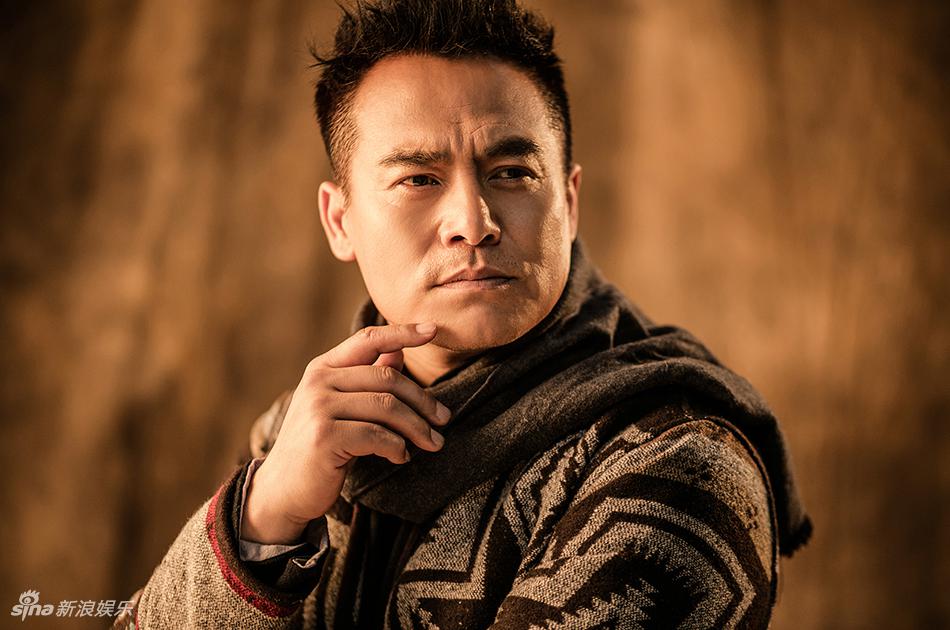 组图:演员黑子写真演绎铁汉柔情 笑容温暖柔和