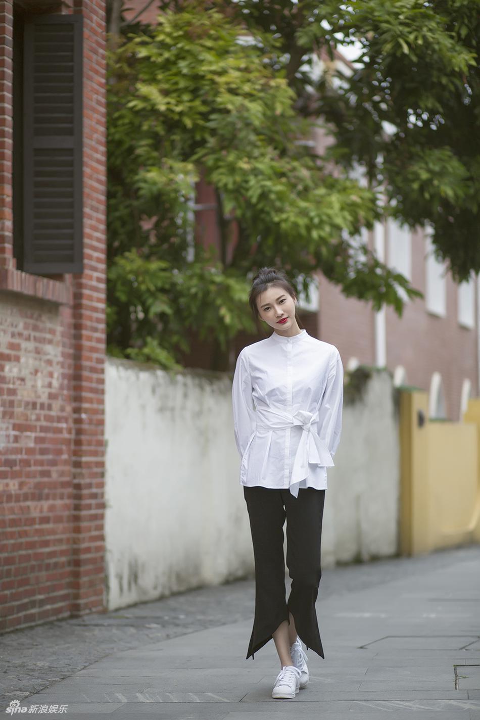 组图:白柳汐初春漫步街头 黑白配简约风秒变小清新