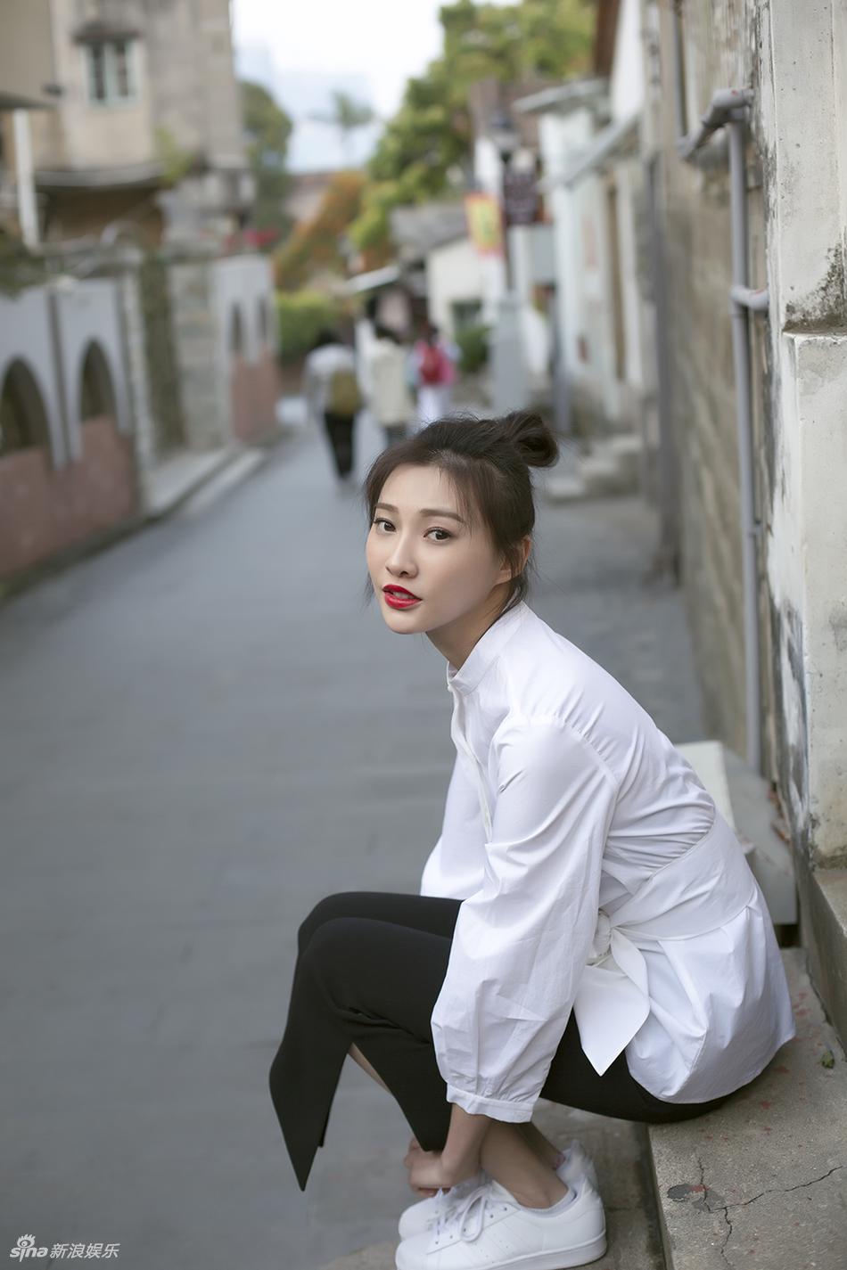 组图:白柳汐初春漫步街头 黑白配简约风秒变小清新