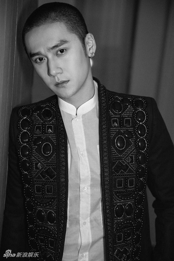 组图:蒋劲夫出席活动寸头瞩目 复古穿搭硬朗率性