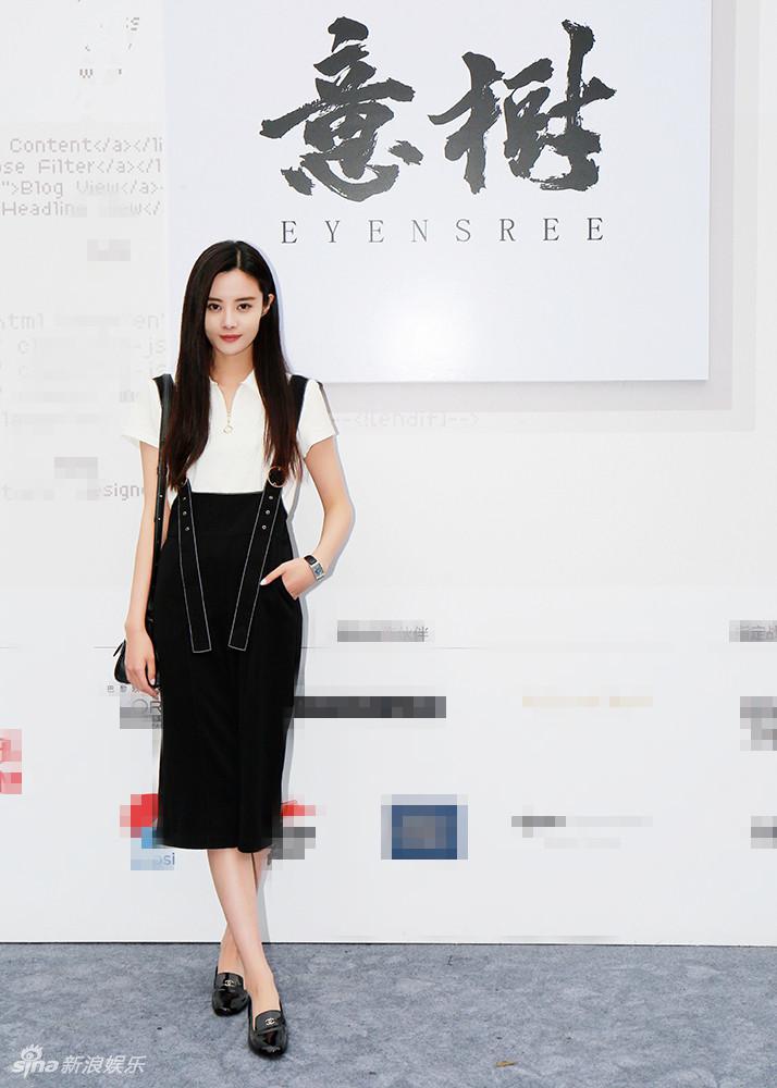 组图:气质吸睛!隋雨蒙头排看秀尽显时尚大气