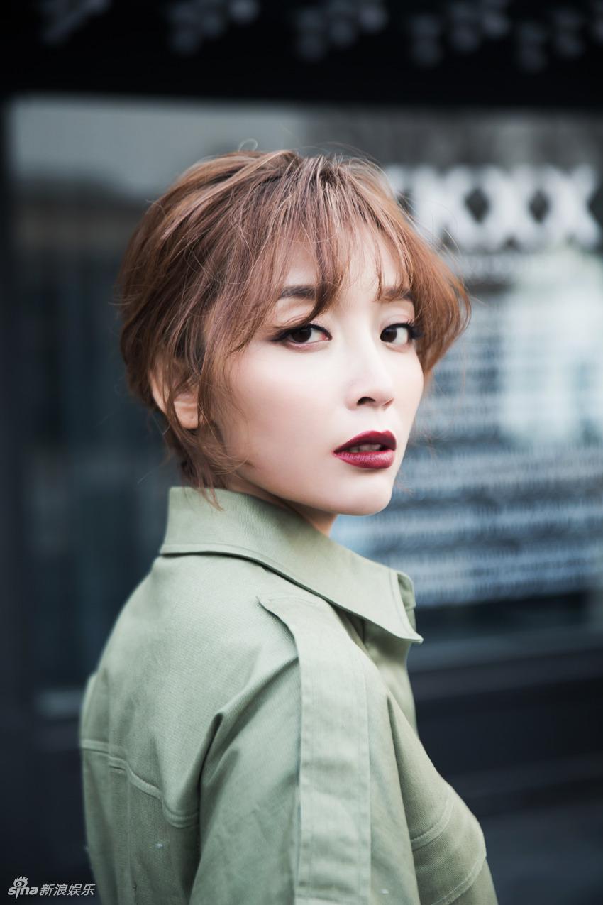 组图高晓菲靓丽玩转制服元素性感红唇魅惑抢镜