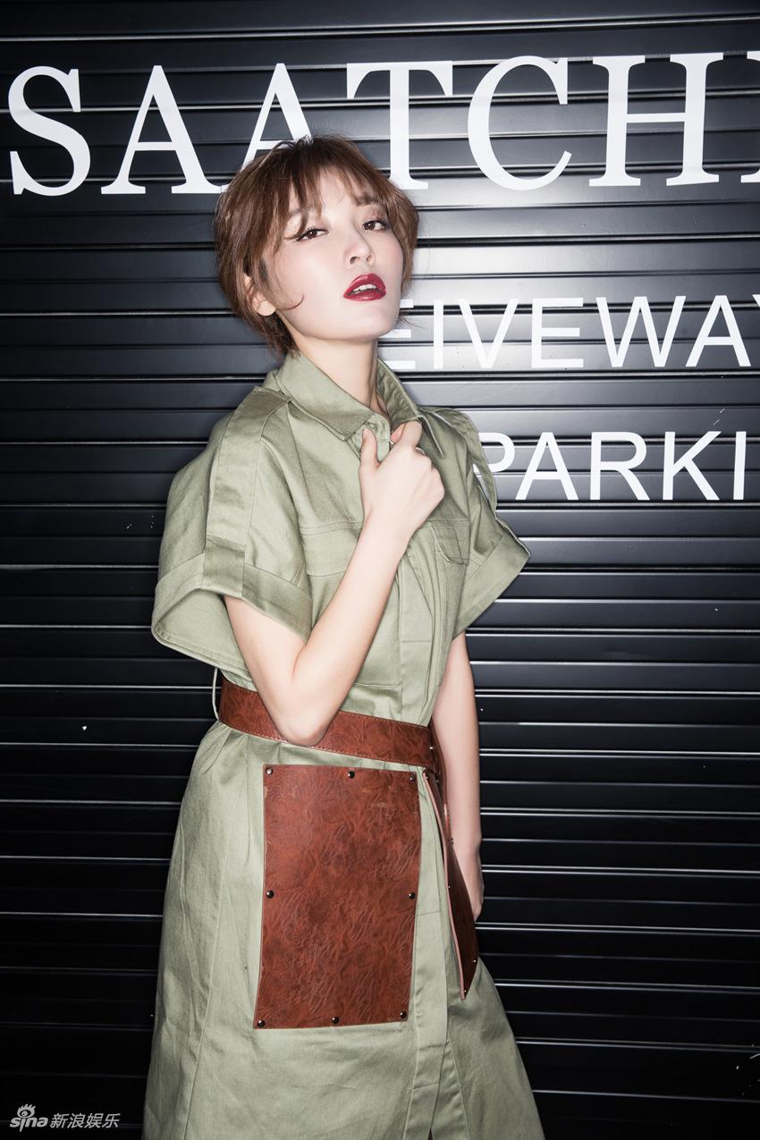 组图:高晓菲靓丽玩转制服元素 性感红唇魅惑抢镜