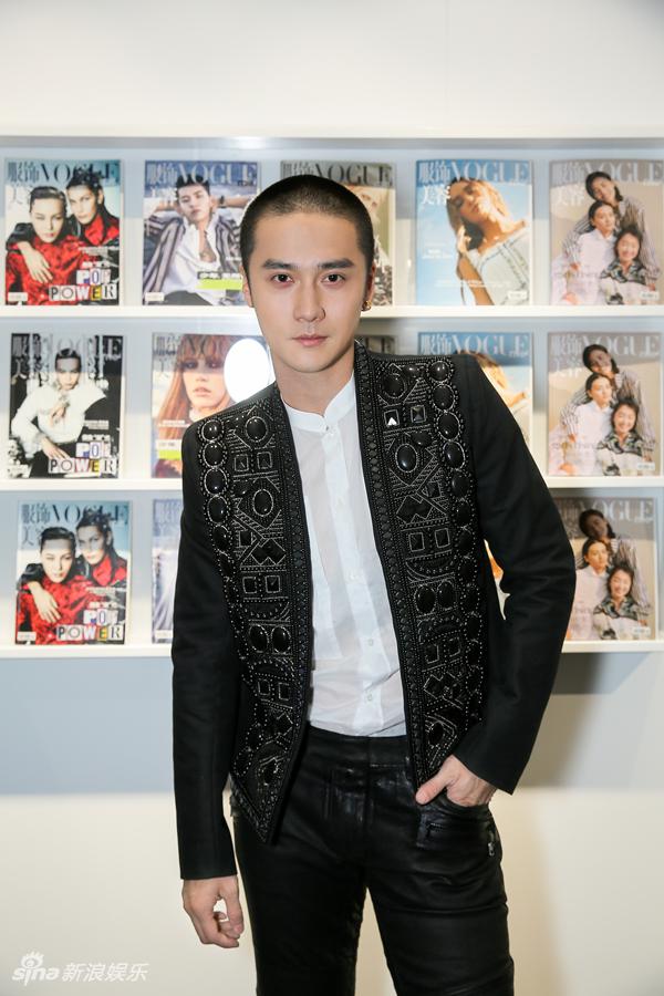 组图:蒋劲夫出席活动寸头瞩目 复古穿搭硬朗率性