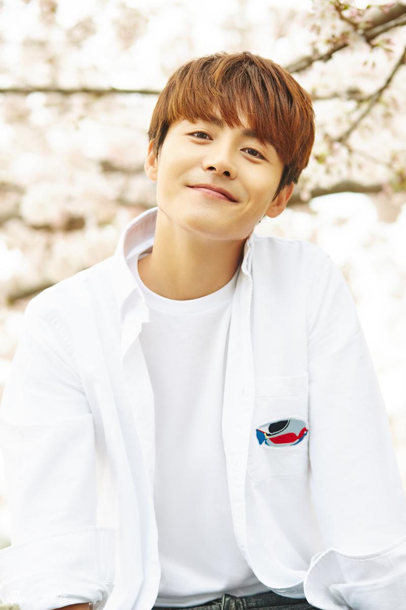 白衬衫小王子!马天宇樱花大片清新又温暖