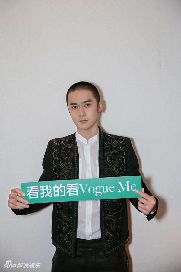 组图:蒋劲夫出席活动寸头瞩目 复古穿搭硬朗率性