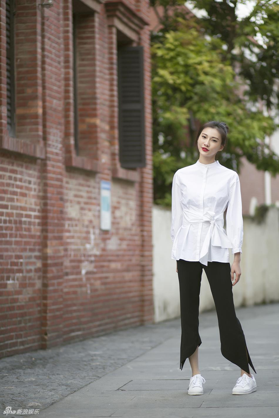 白柳汐初春漫步街头 黑白配简约风秒变小清新