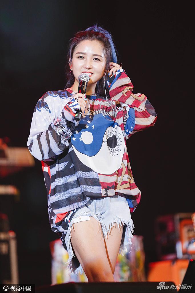 何洁回渝开唱大秀好身材_高清图集_新浪网