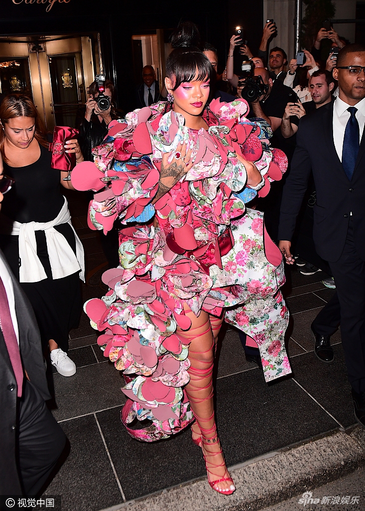 蕾哈娜鲜花盔甲装个性抢镜