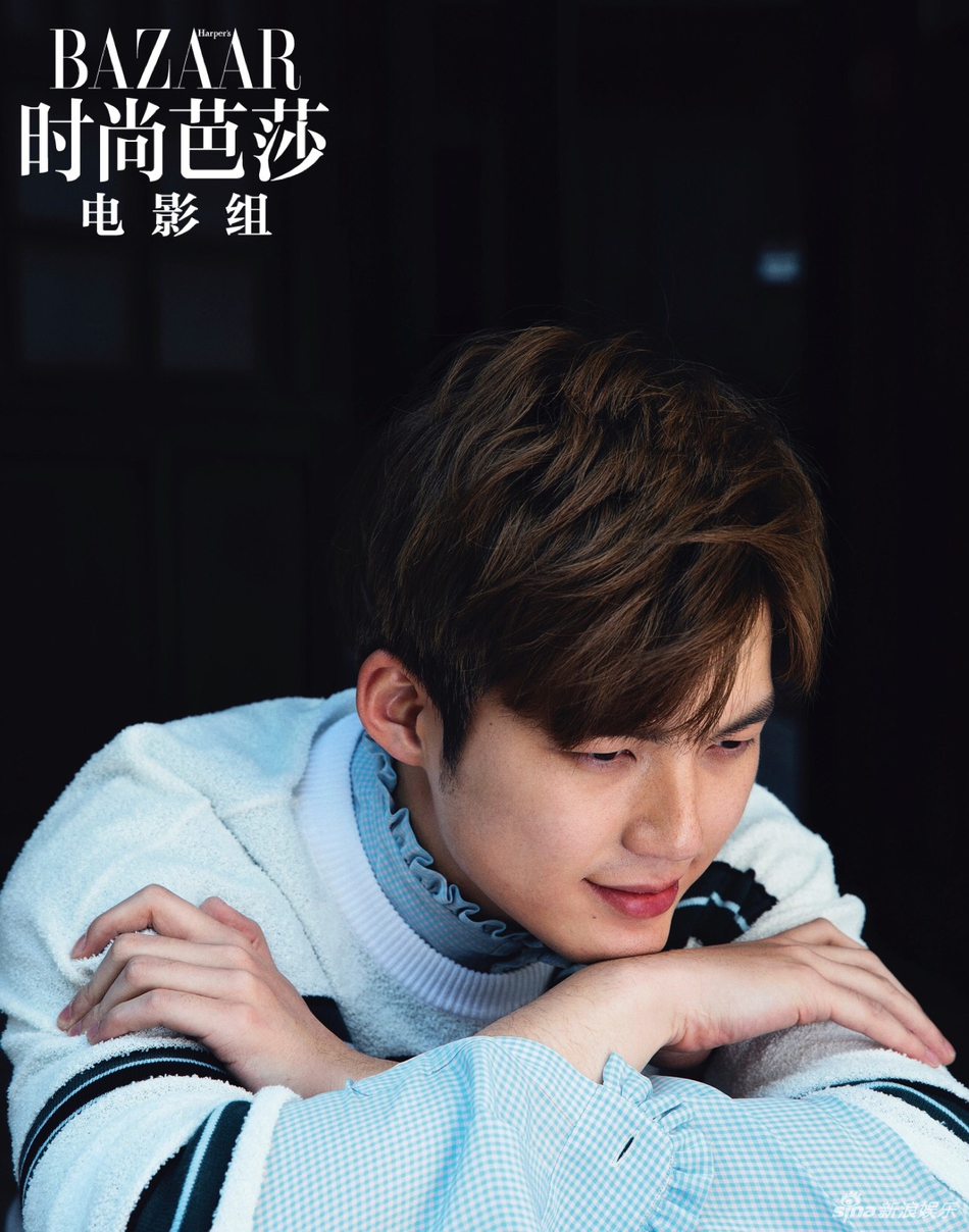 照片中,董力化身邻家暖男,时而身着修长风衣眼神迷离,时而身着休闲