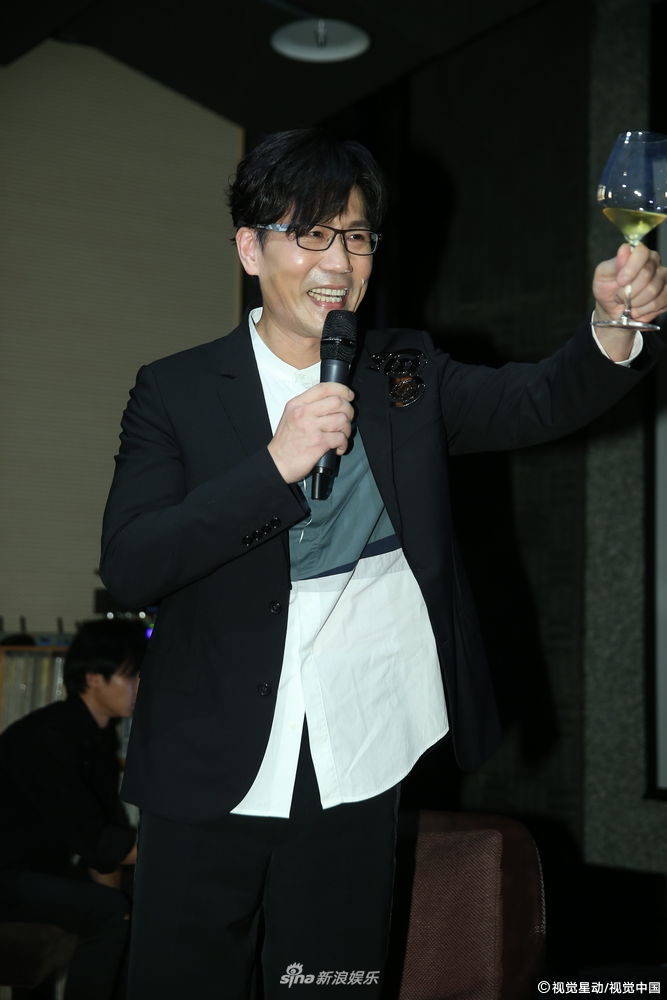 组图:罗时丰黑衣现身听歌会 手举香槟开心不已