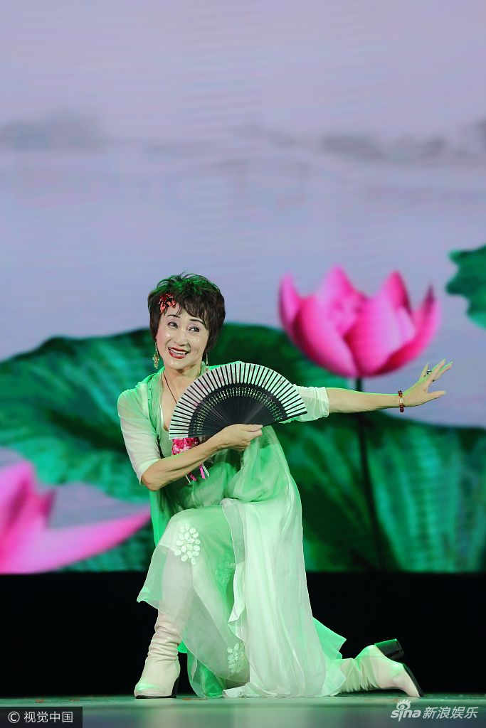 组图:78岁舞蹈家陈爱莲登台献艺 翩翩起舞下腰玩高难动作