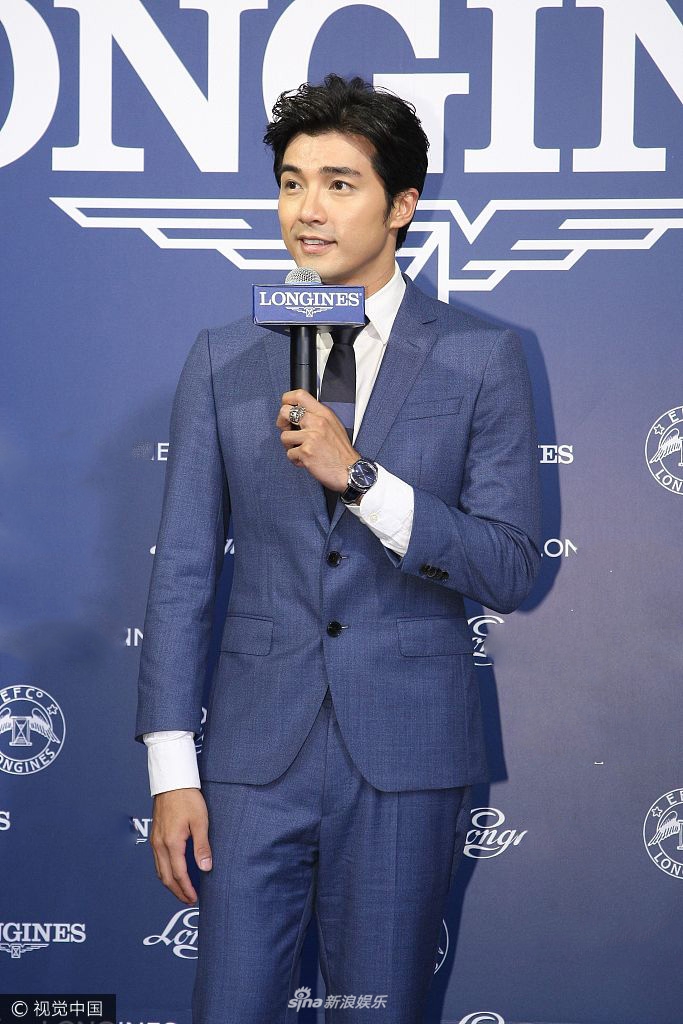 新浪娱乐讯 8月9日,帅气奶爸贺军翔现身台北出席某活动,身着蓝色西装