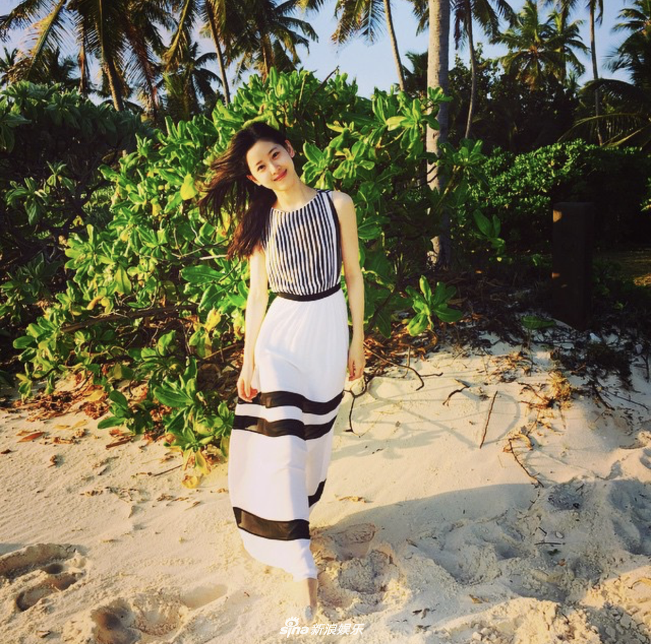 中原网 新闻中心 文化  新浪娱乐讯 20日,章泽天在ins晒出一张泳照,配