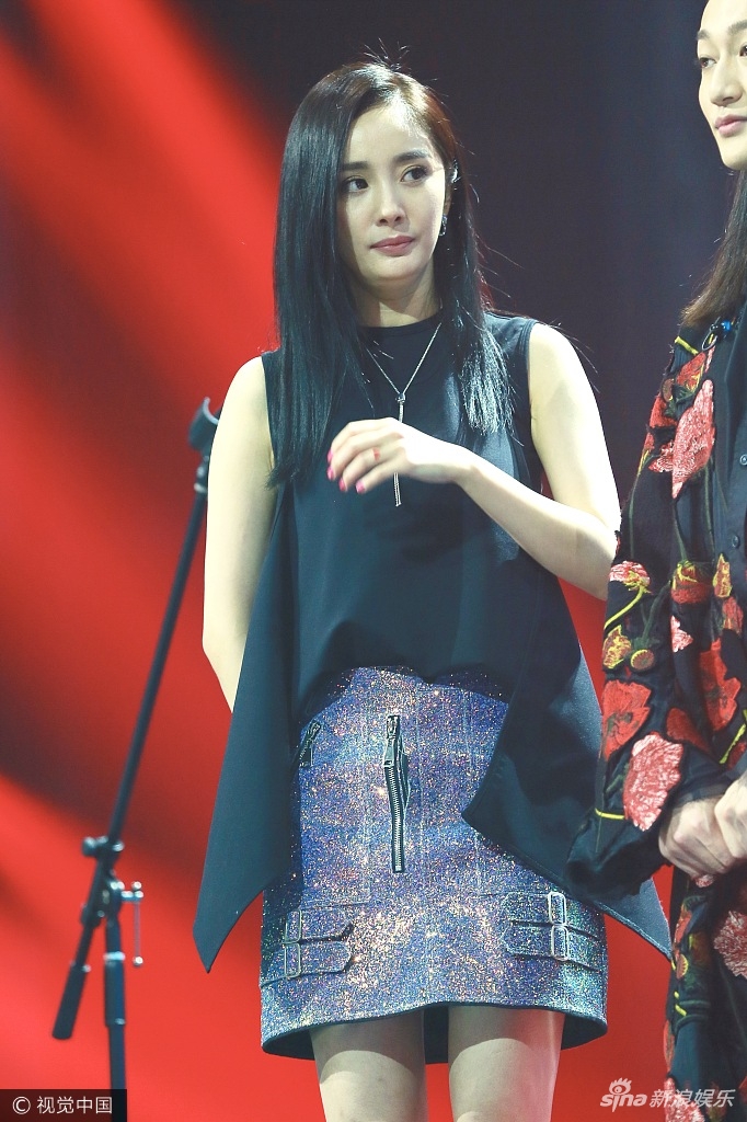 组图:杨幂录节目穿短裙秀美腿 台上蹭鼻子小动作很少女_高清图集_新浪