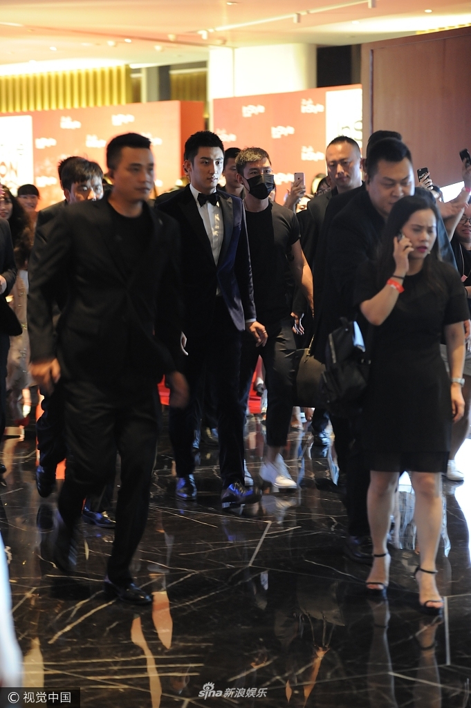 组图:黄景瑜穿天鹅绒西装帅破天际 获安保人员左右护体派头十足