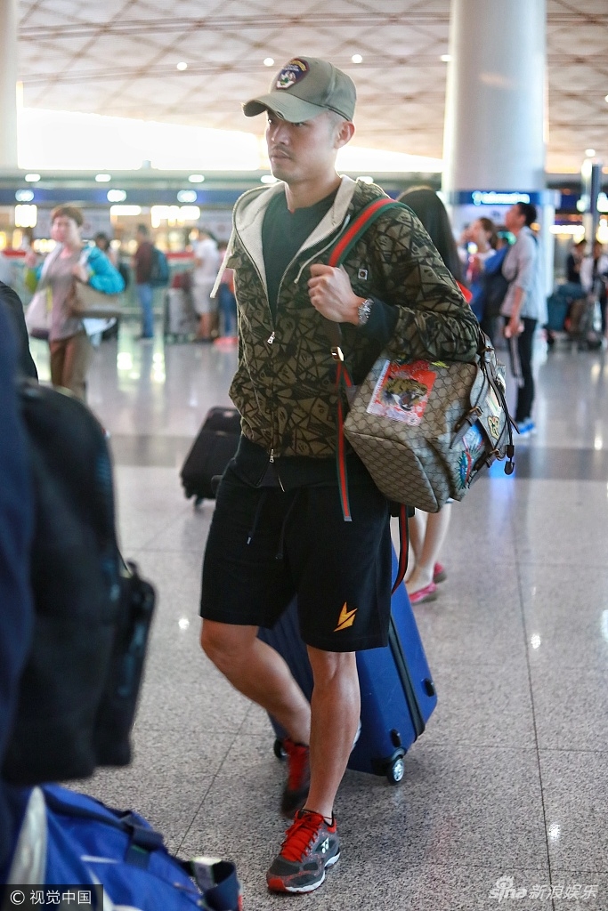 组图:林丹一身潮装独自亮相机场低头疾行
