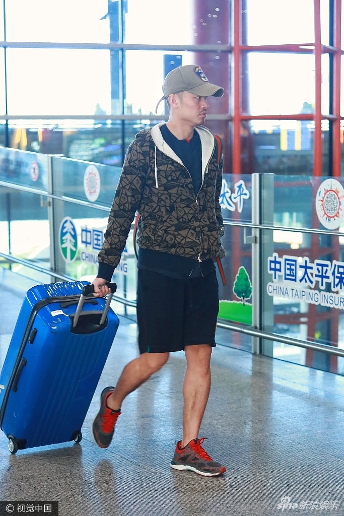 组图:林丹一身潮装独自亮相机场低头疾行