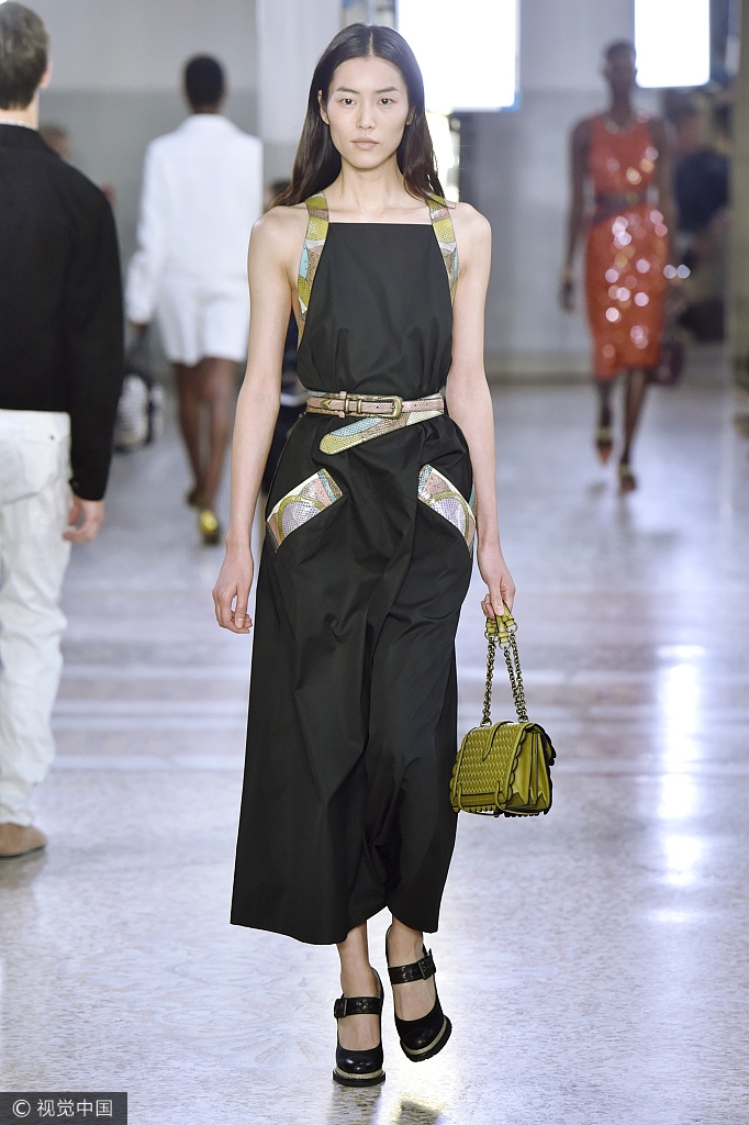 组图:刘雯黑裙典雅登台走秀 简约装扮尽显高范儿_高清图集_新浪网