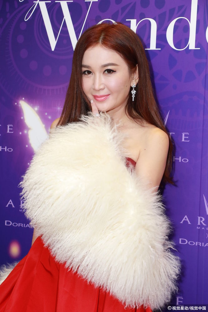 组图:温碧霞穿小红裙现身 青春靓丽显少女