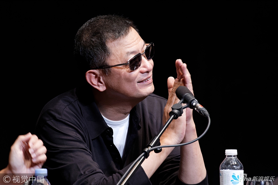 组图:王家卫出席电影节托腮卖萌 "墨镜王"秒变小可爱