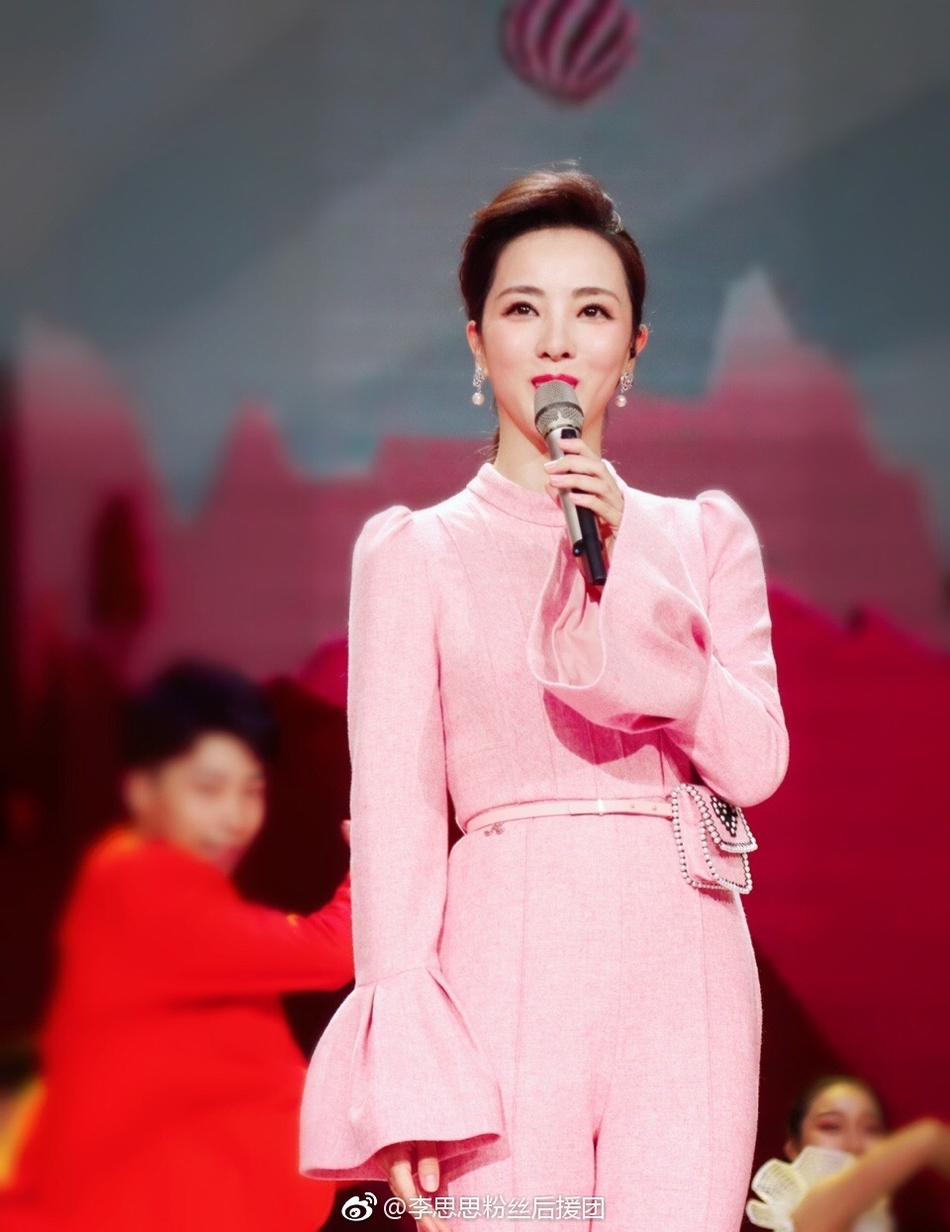 组图:李思思一袭粉衣粉嫩似少女 优雅得体气质出众_高清图集_新浪网