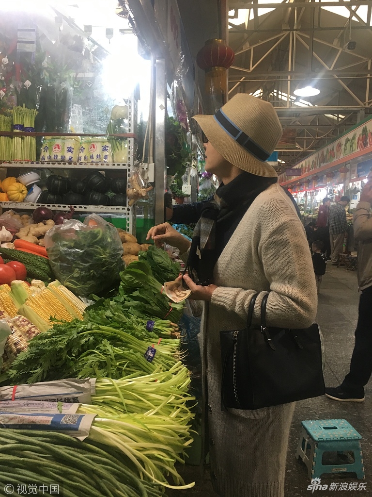 组图蒋雯丽菜市场专心挑菜被认出微笑示好获赞好贤惠