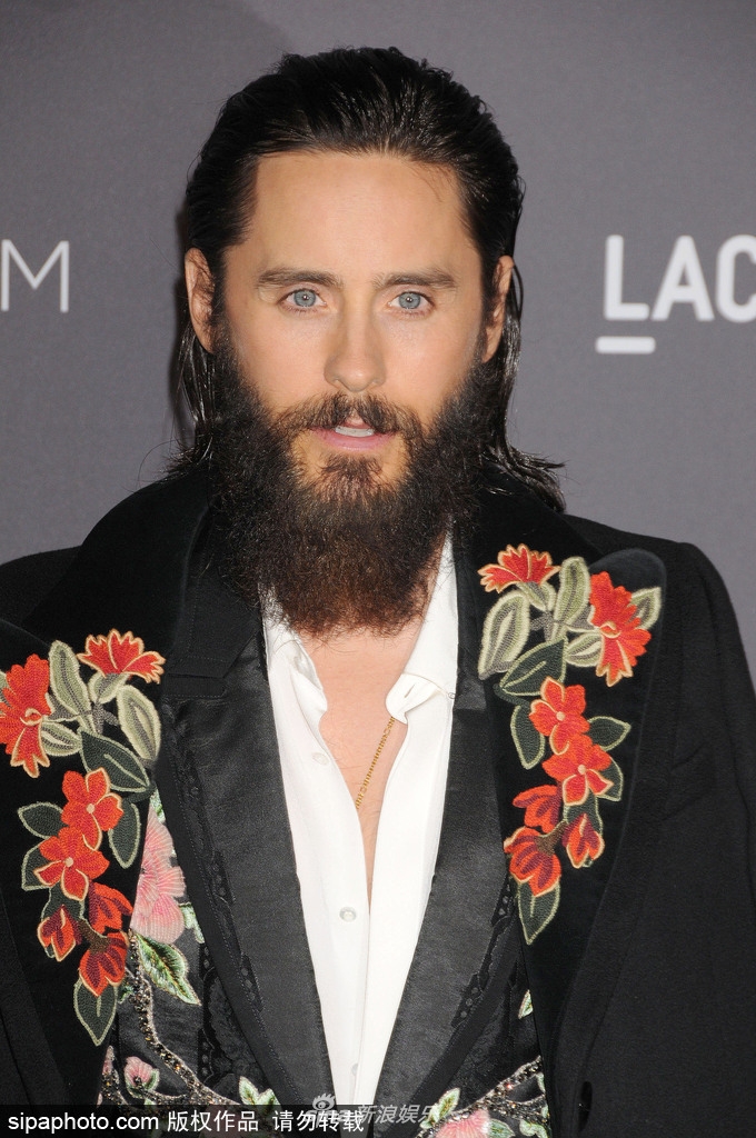 组图:"少爷"杰瑞德·莱托满脸胡须 刺绣大衣画风清奇