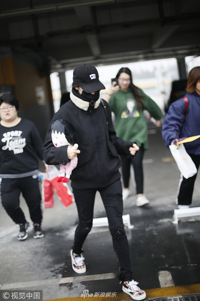 组图:好眼力!迪丽热巴口罩帽子墨镜全副武装仍被认出