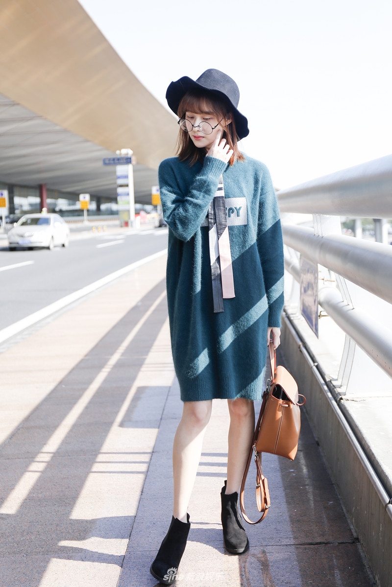 组图:曹曦月简约穿搭现身机场 圆框眼镜俏皮可爱_高清图集_新浪网