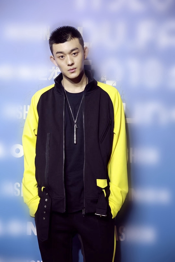 组图:刘润南痞帅有型亮相活动 大胆撞色穿出时尚态度