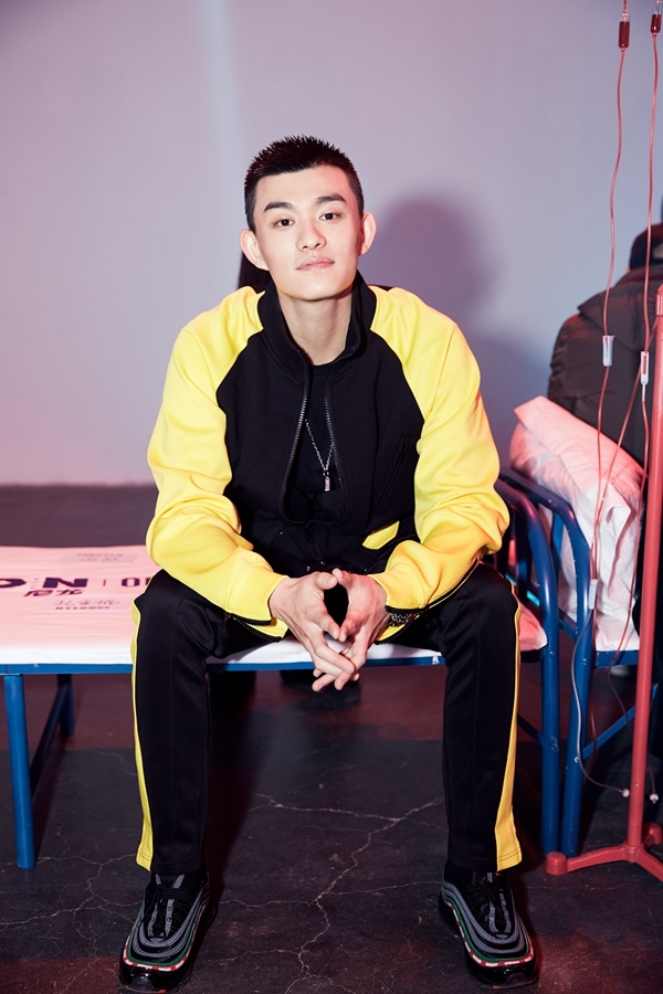 组图:刘润南痞帅有型亮相活动 大胆撞色穿出时尚态度_高清图集_新浪网