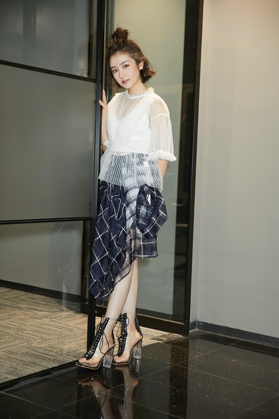 组图李兰迪亮相nylon潮流派对演绎少女穿搭的正确打开方式