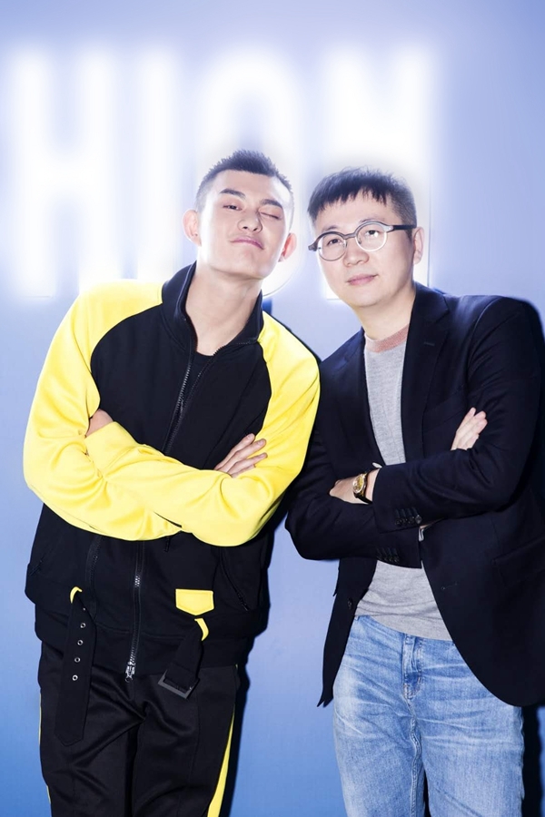 组图:刘润南痞帅有型亮相活动 大胆撞色穿出时尚态度