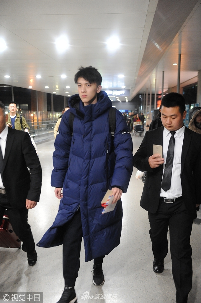 快男赵英博现身上海虹桥机场,他身穿朴素羽绒服,依然帅到飞起,身高腿