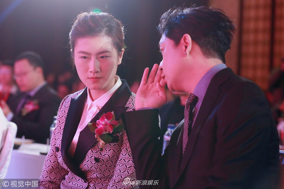 台下,潘粤明与丁宁畅聊不断,探讨健身等话题.