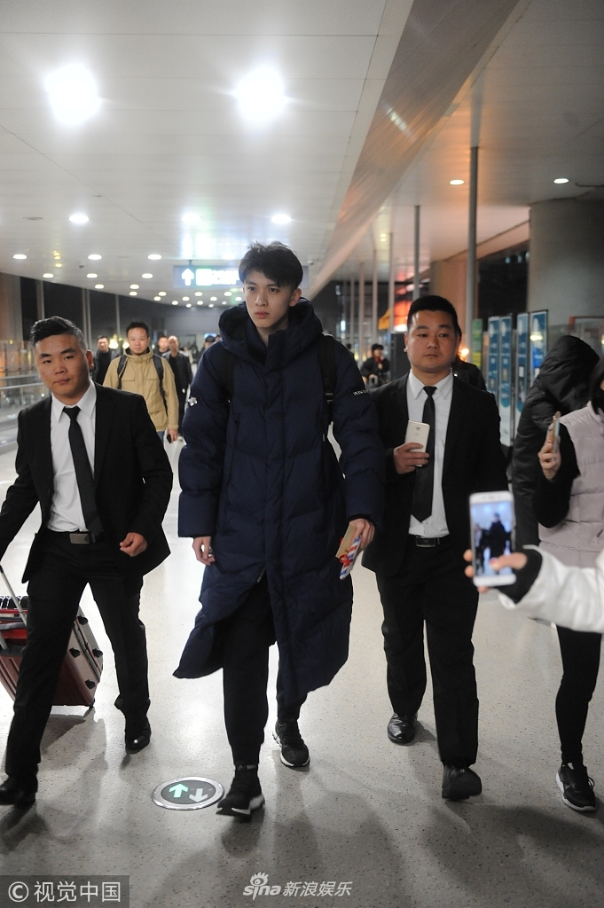 快男赵英博现身上海虹桥机场,他身穿朴素羽绒服,依然帅到飞起,身高腿