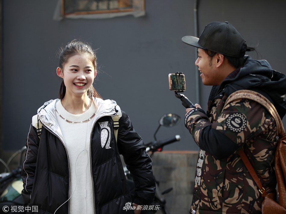 组图:中戏艺考进入复试阶段 众靓丽学子接受网络直播采访_高清图集