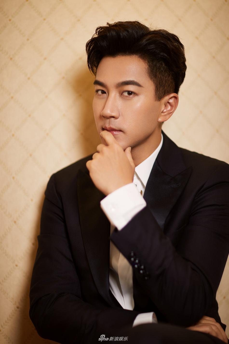 刘恺威时尚大片来袭 沉稳霸气显熟男本色