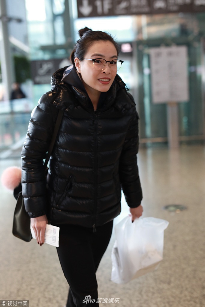组图:"跳水皇后"吴敏霞素颜现身机场 扎丸子头秀清丽可爱