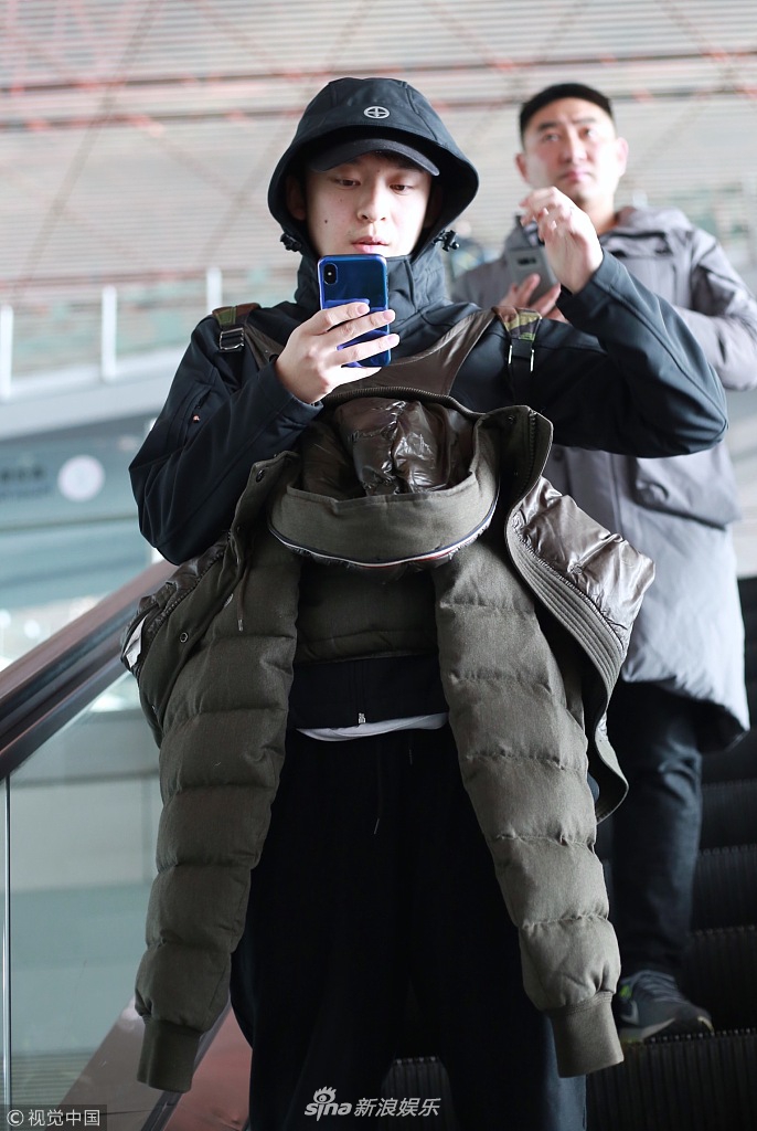 26 14:19:40 1 / 5 新浪娱乐讯 2月26日,北京,董子健亮相机场,他全程