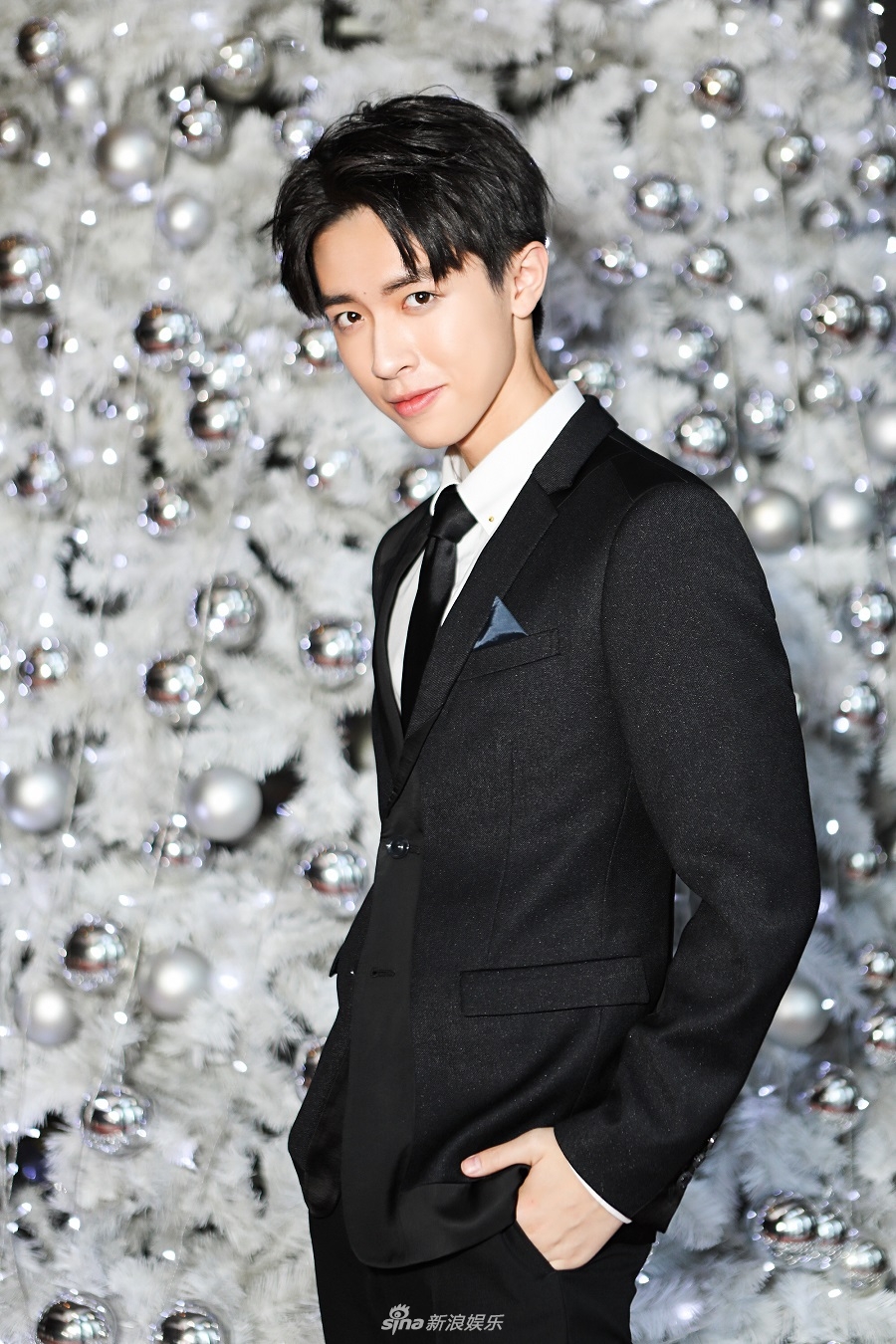 组图:张逸杰亮相年末大赏 黑色西装亮眼挺拔_高清图集_新浪网