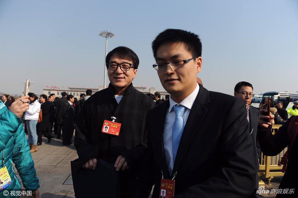 组图:两会召开在即 成龙现身会场外神采奕奕_高清图集_新浪网