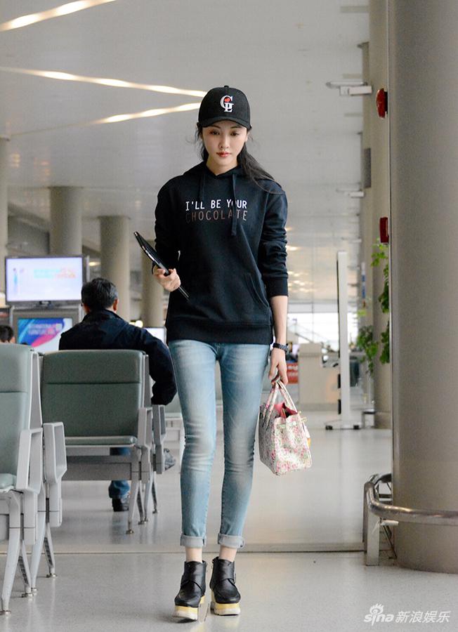 管乐机场look曝光 简约低调不失活力