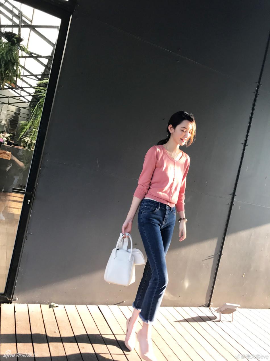 张大奕晒生活照简约随性