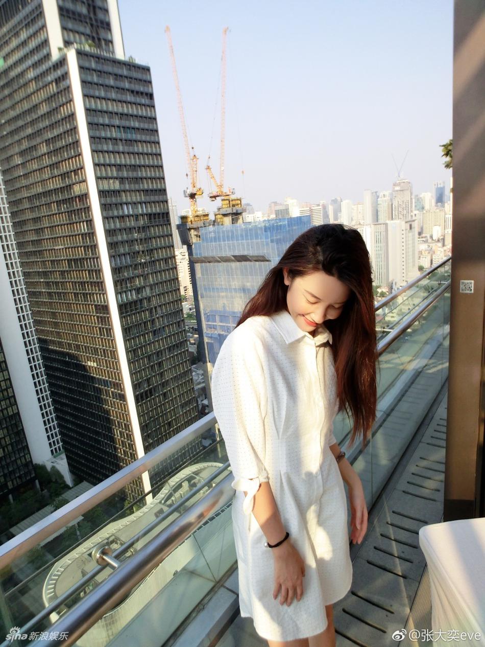 张大奕晒生活照 简约随性长腿白皙迷人