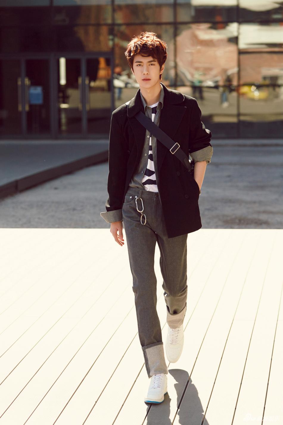 组图:王一博曝最新写真 尽显摩登新绅士风格_高清图集_新浪网