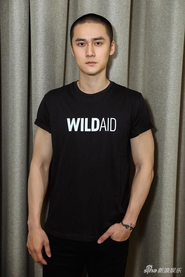 组图:蒋劲夫现身迪士尼忙公益 穿着简洁露健硕手臂 _高清图集_新浪网