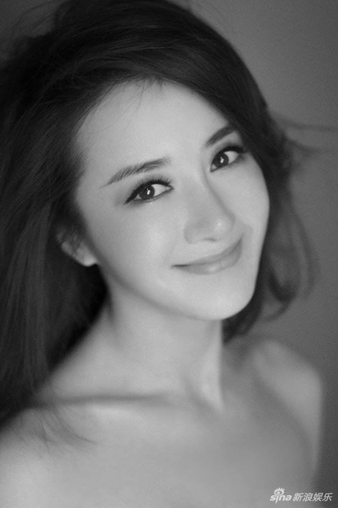 演员李依晓黑白格调大片曝光